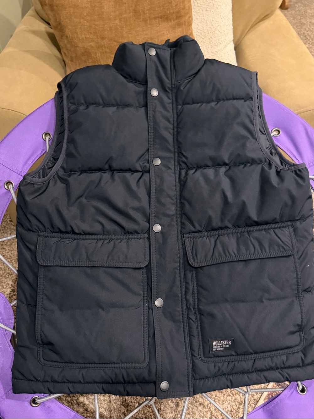 Hollister Men's Black Quilted Puffer Vest with Flap Pockets